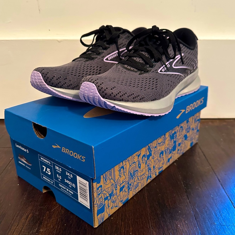Brooks Levitate 5 Size 7.5 Ebony Black Lilac
